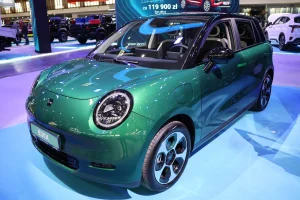 JAC E30X verte vue de trois quarts avant au salon de Poznań ; configuration étrangère non contractuelle