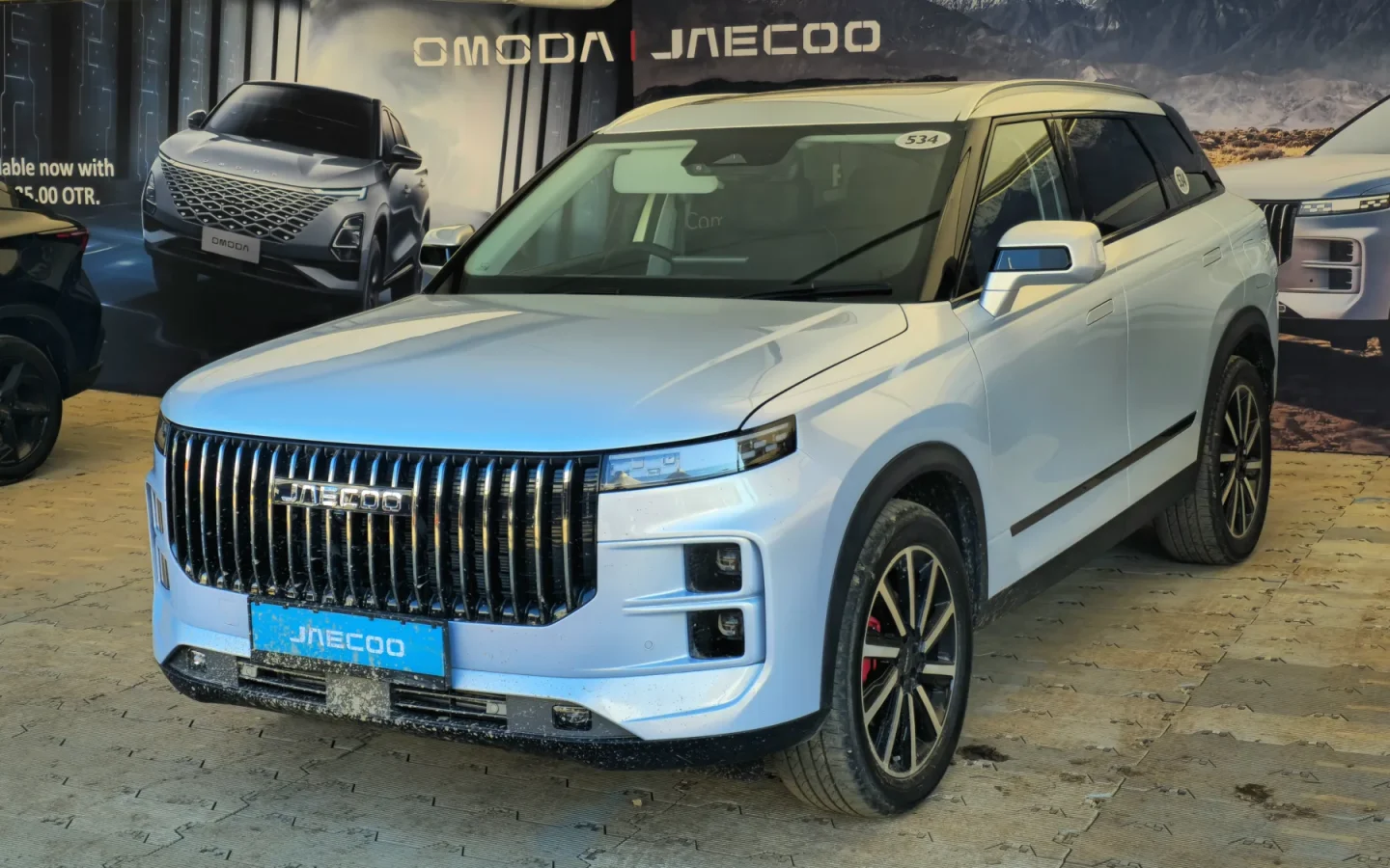 Jaecoo J7 blanc vu de trois quarts avant ; configuration étrangère non contractuelle