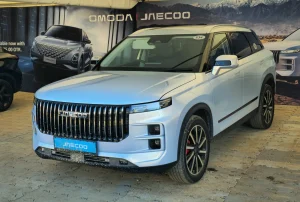 Jaecoo J7 blanc vu de trois quarts avant ; configuration étrangère non contractuelle