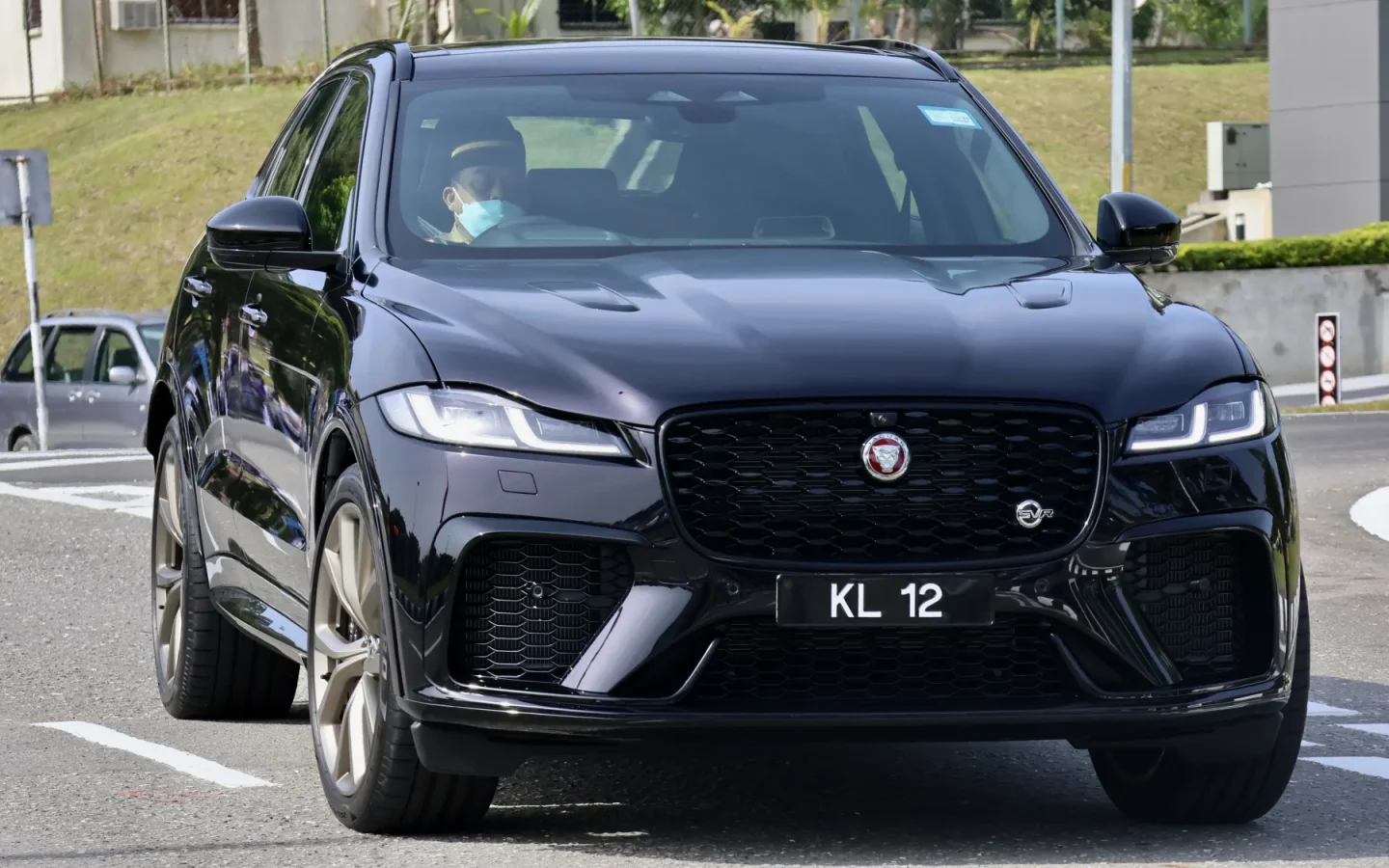 Jaguar F-Pace SVR noire vue de face ; configuration étrangère non contractuelle