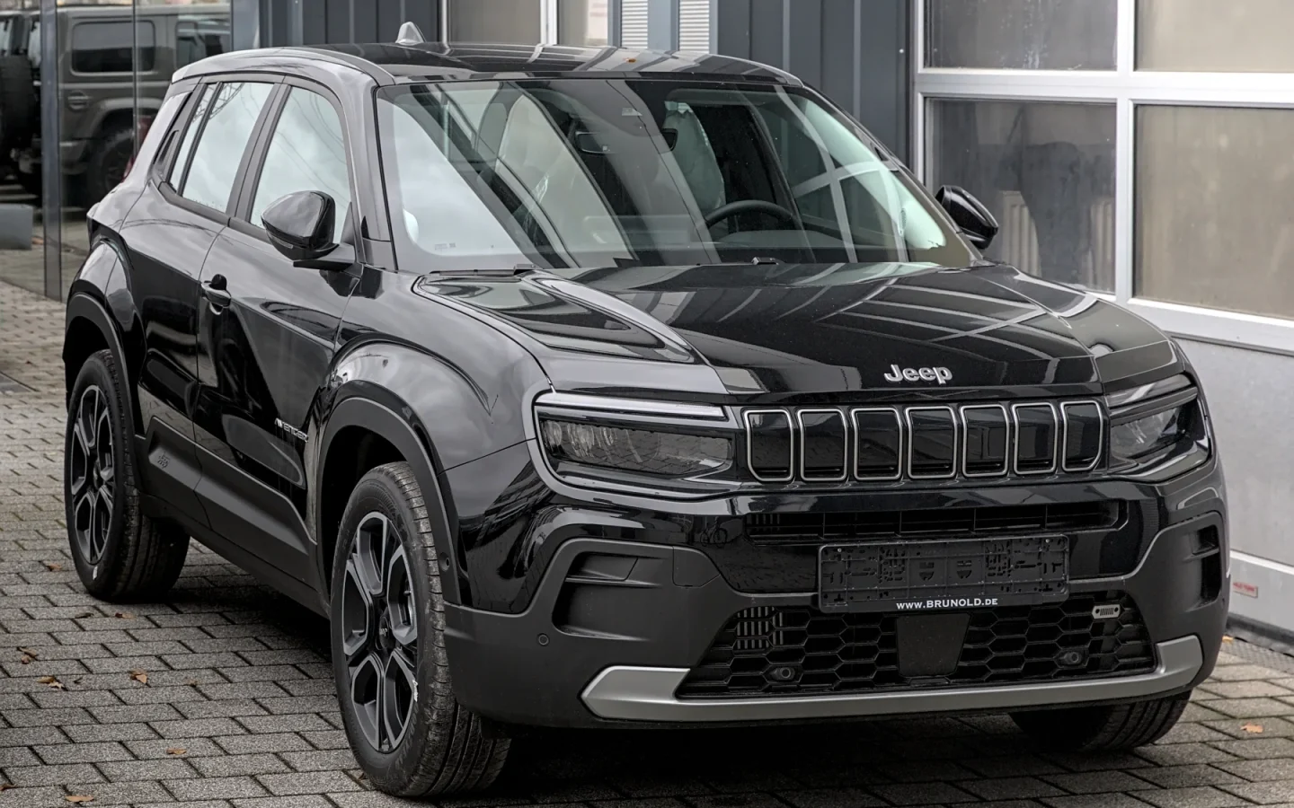Jeep Avenger noire vue de trois quarts avant ; configuration européenne non contractuelle