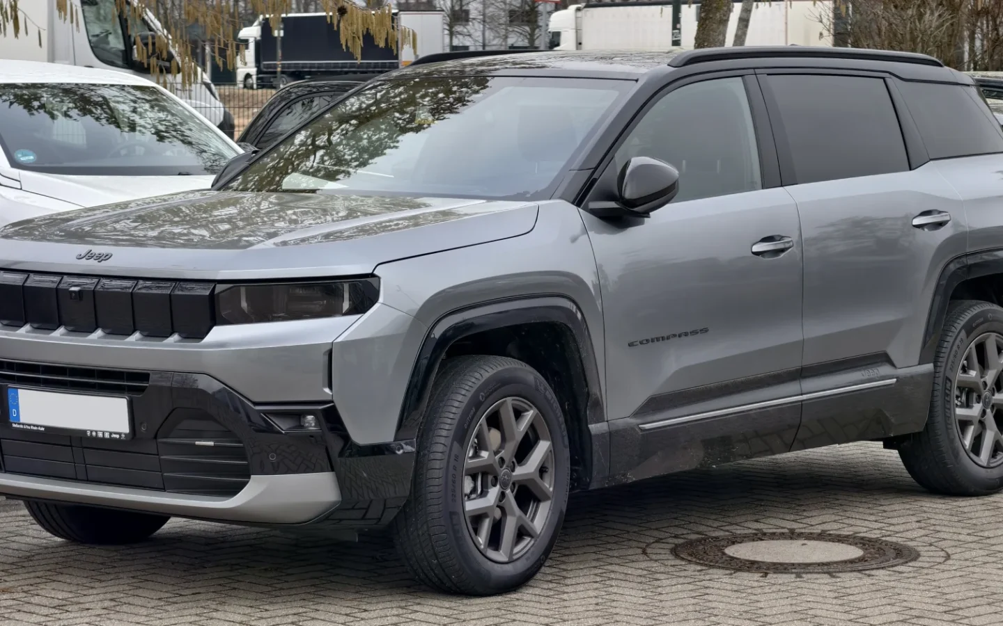 Jeep Compass e-Hybrid de troisième génération vue de trois quarts avant ; configuration européenne non contractuelle