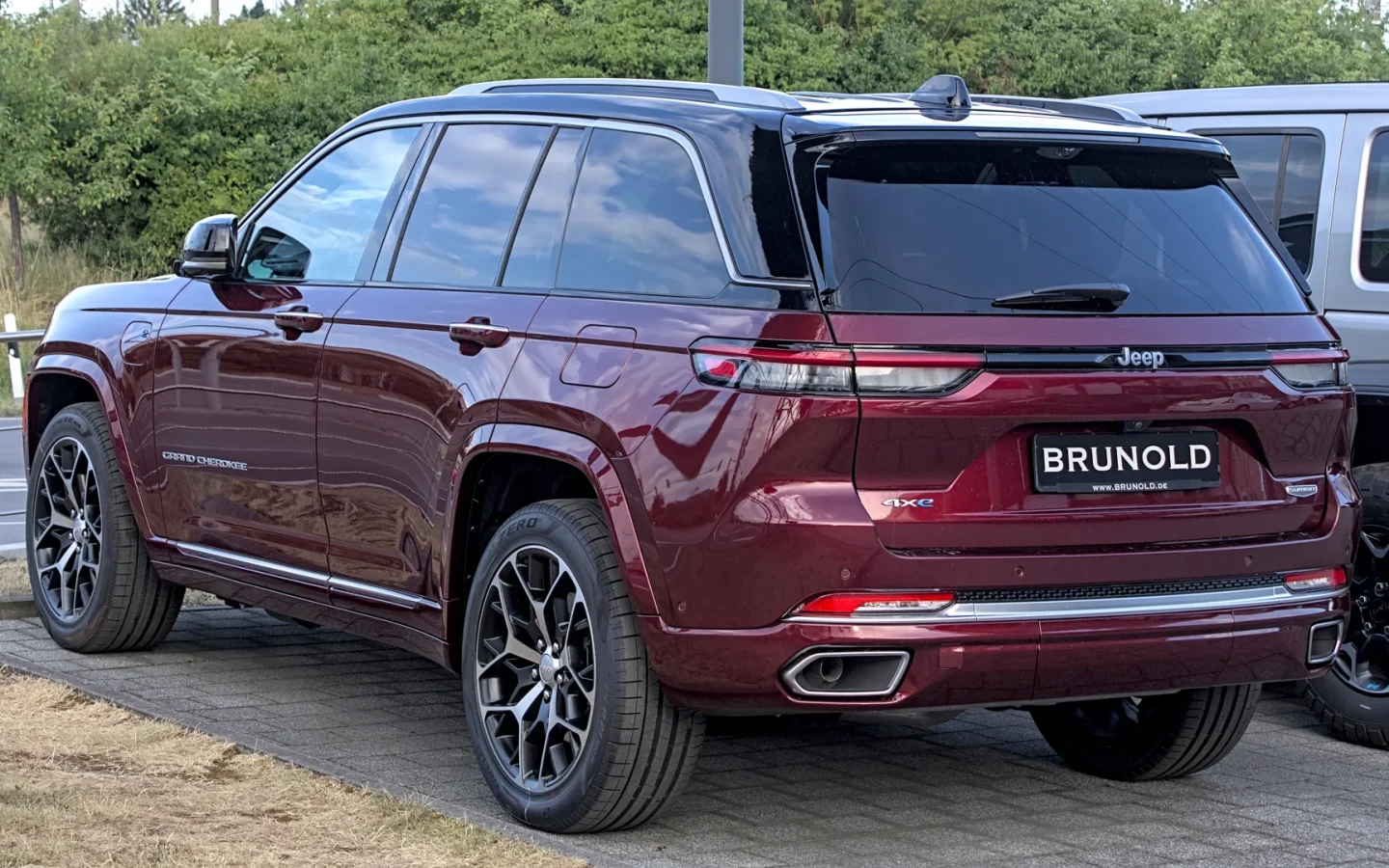 Jeep Grand Cherokee WL 4xe rouge vu de trois quarts arrière ; configuration européenne non contractuelle
