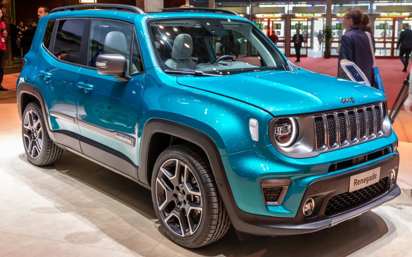 Jeep Renegade bleu exposé au salon de Genève ; configuration européenne non contractuelle