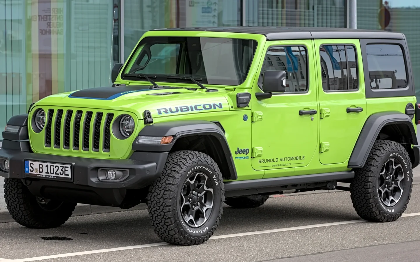Jeep Wrangler Rubicon JL 4xe vert vu de trois quarts avant ; configuration européenne non contractuelle