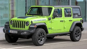 Jeep Wrangler Rubicon JL 4xe vert vu de trois quarts avant ; configuration européenne non contractuelle