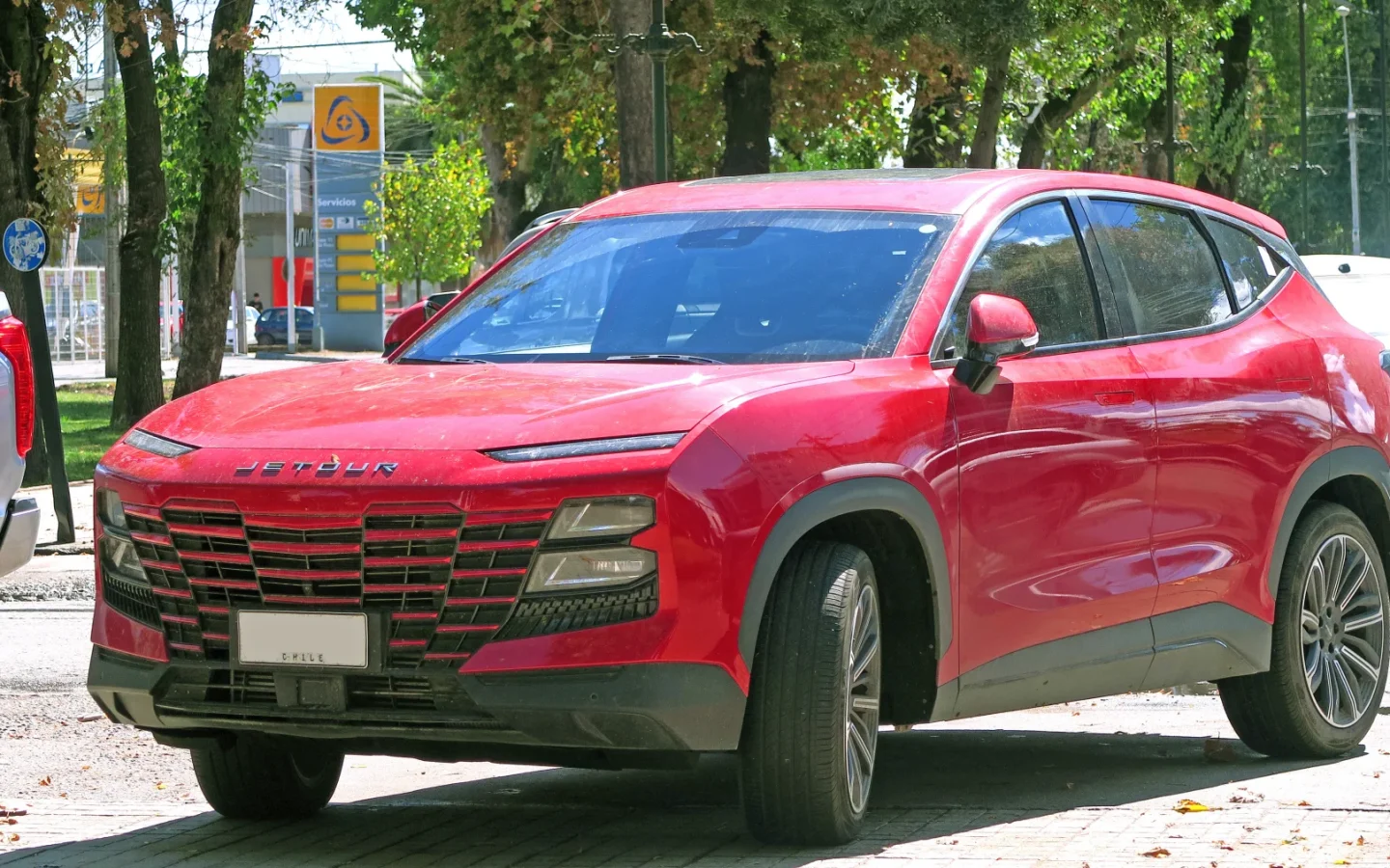 Jetour Dashing rouge vu de trois quarts avant ; configuration étrangère non contractuelle