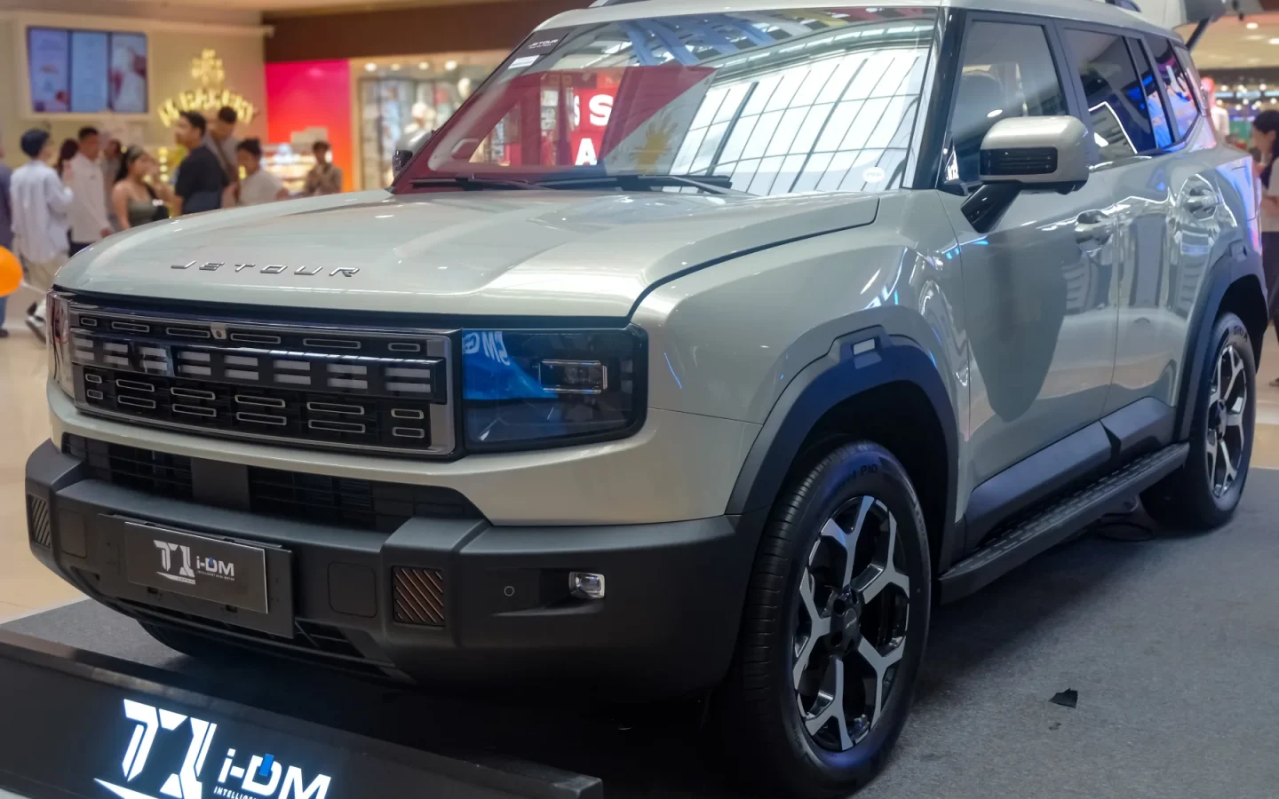 Jetour T1 i-DM beige vu de trois quarts avant ; configuration étrangère non contractuelle