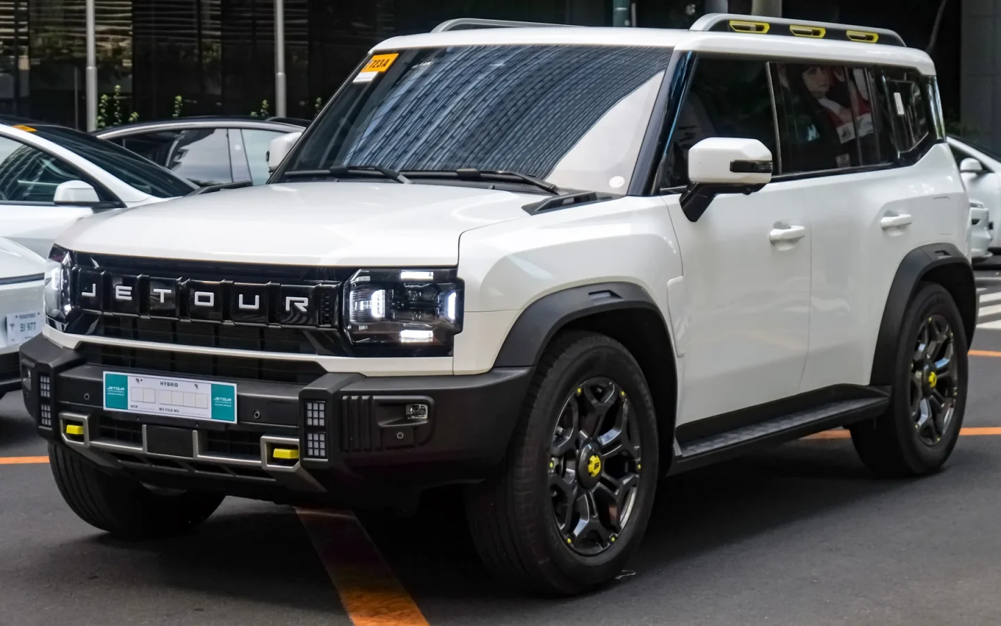 Jetour T2 i-DM blanc vu de trois quarts avant ; configuration étrangère non contractuelle