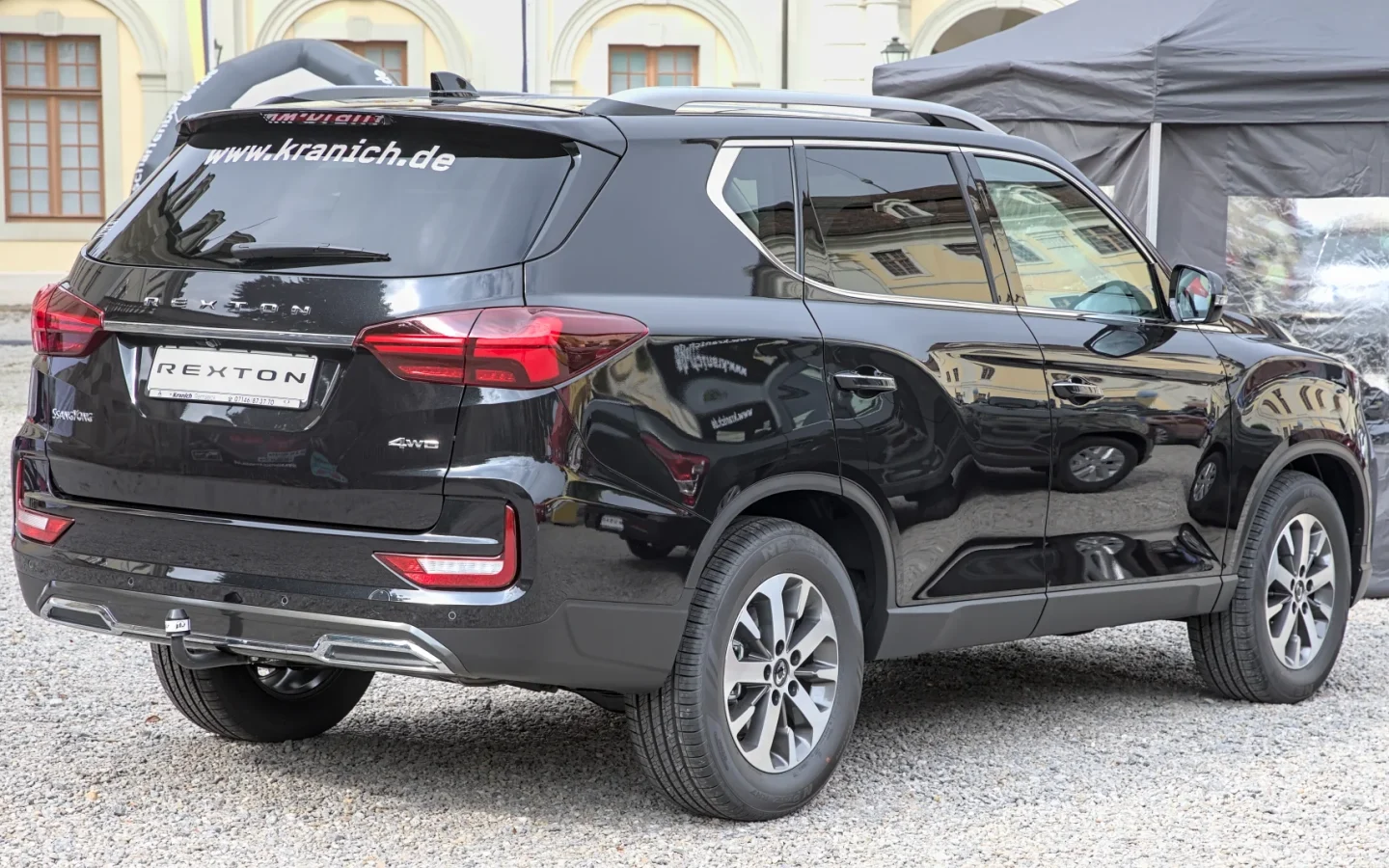 Rexton de deuxième génération restylé noir vu de trois quarts arrière ; configuration étrangère non contractuelle