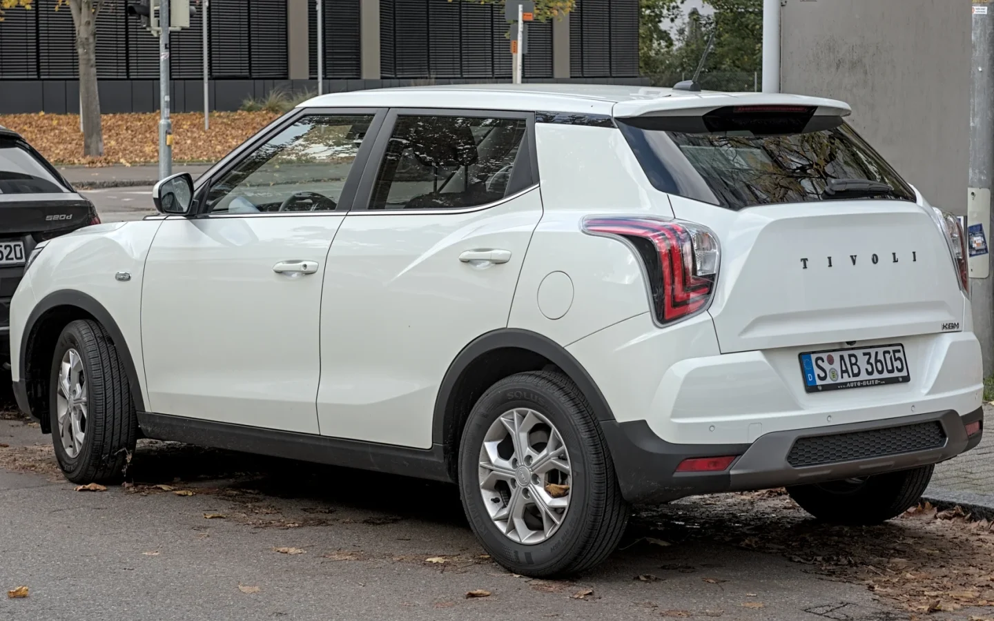 KGM Tivoli blanc vu de trois quarts arrière ; configuration étrangère non contractuelle