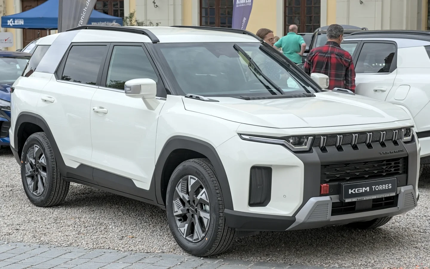 KGM Torres Hybrid blanc vu de trois quarts avant au salon de Ludwigsburg ; configuration étrangère non contractuelle