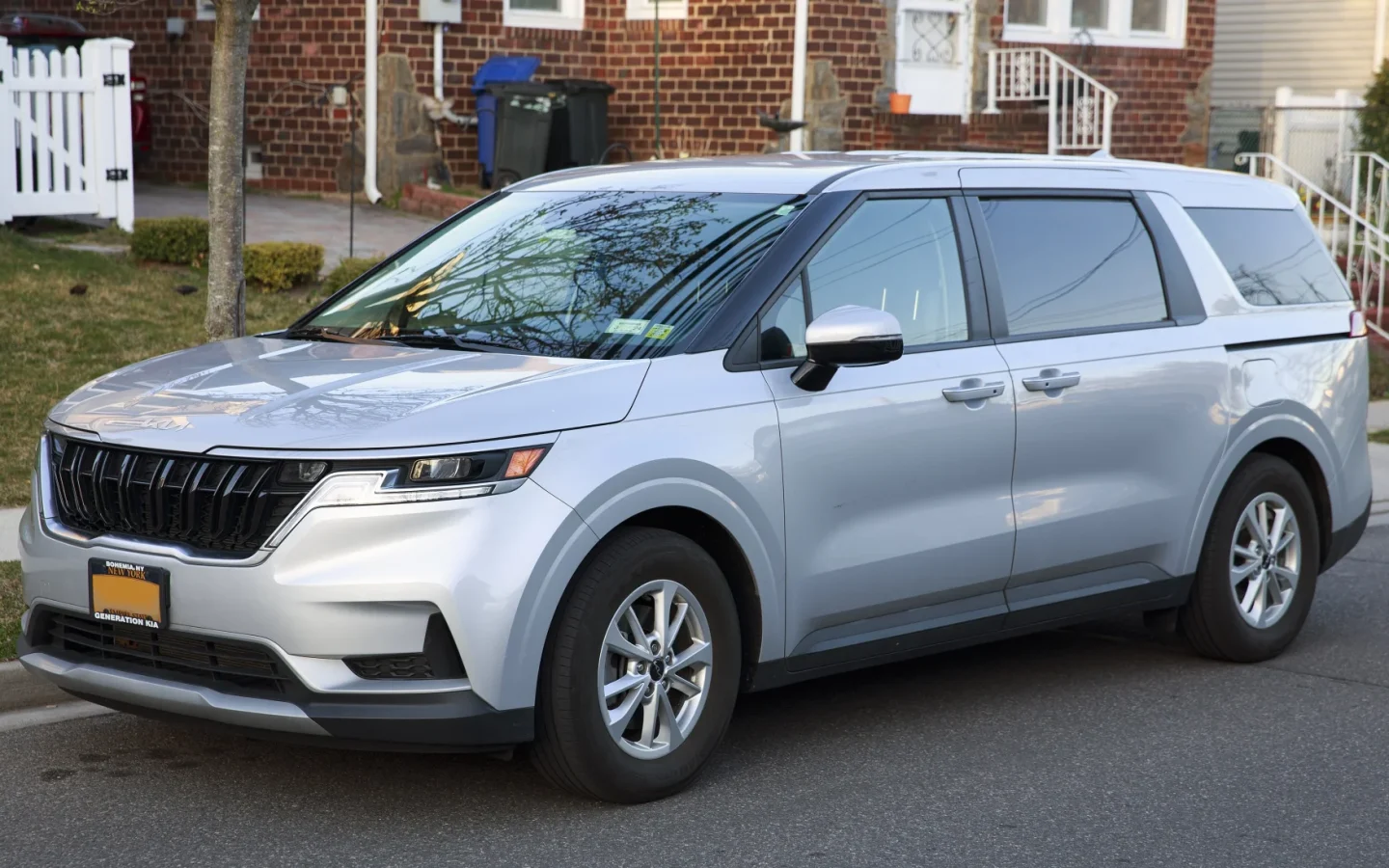 Kia Carnival KA4 argent vu de trois quarts avant ; véhicule nord-américain non contractuel