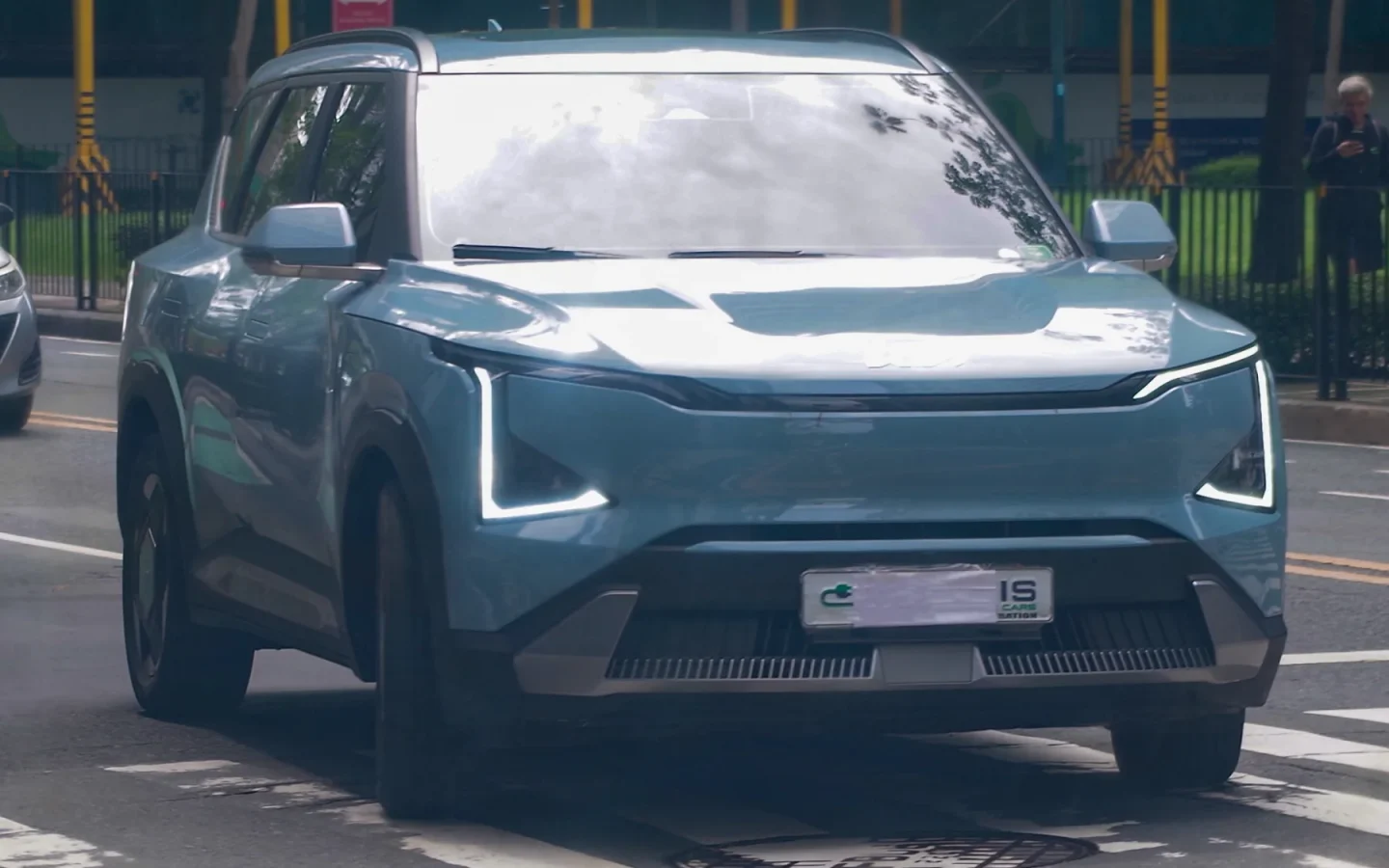 Kia EV5 bleu vu de trois quarts avant ; véhicule philippin non contractuel