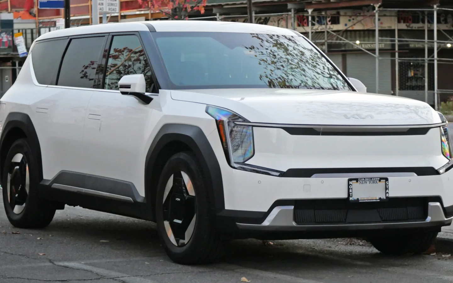 Kia EV9 blanc vu de trois quarts avant ; véhicule américain non contractuel