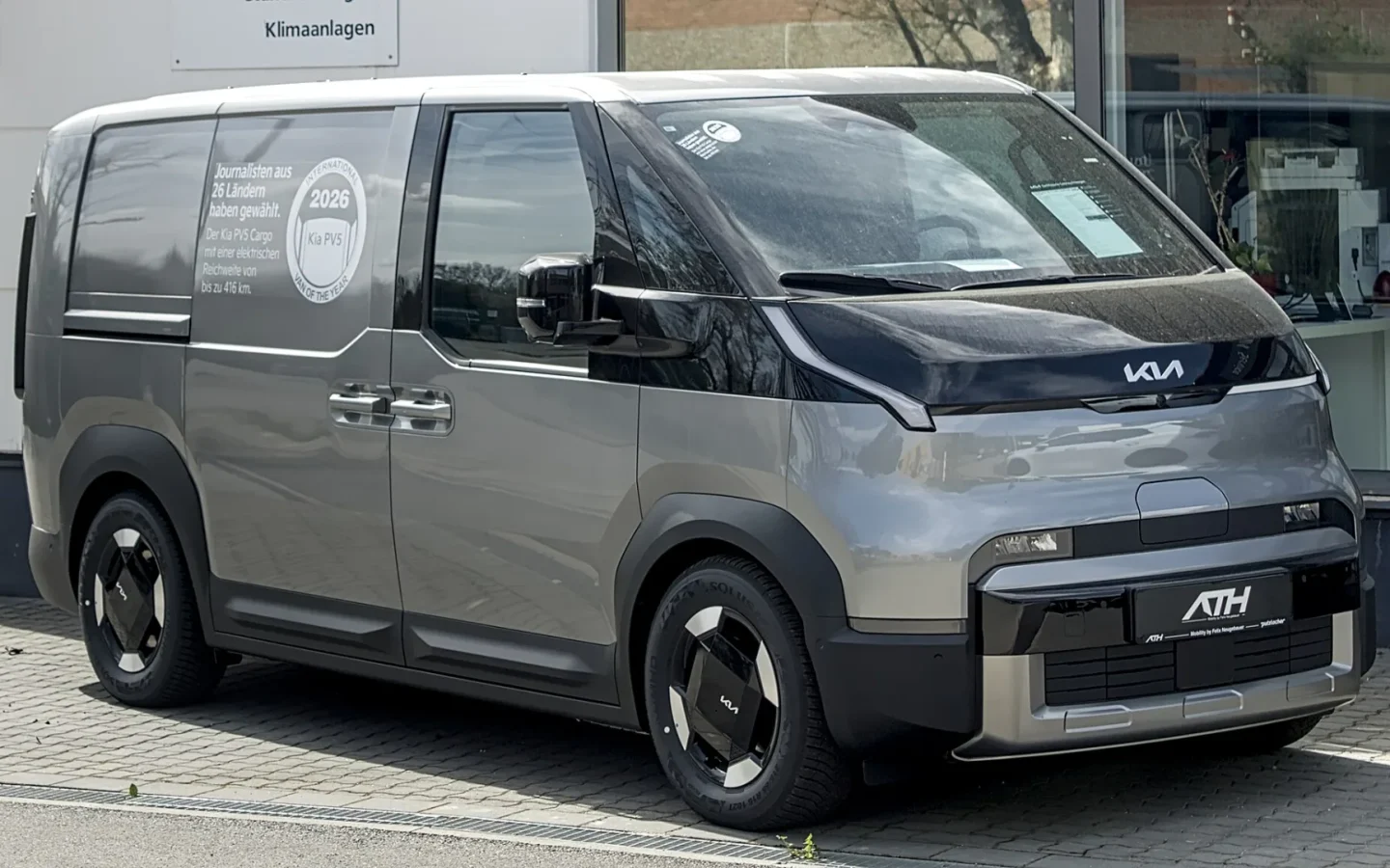 Kia PV5 Cargo gris vu de trois quarts avant ; configuration étrangère non contractuelle