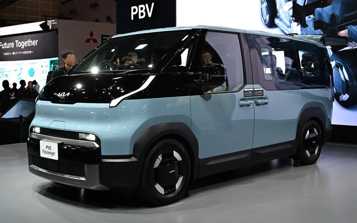 Kia PV5 Passenger bleu clair vu de trois quarts avant ; véhicule de salon étranger non contractuel