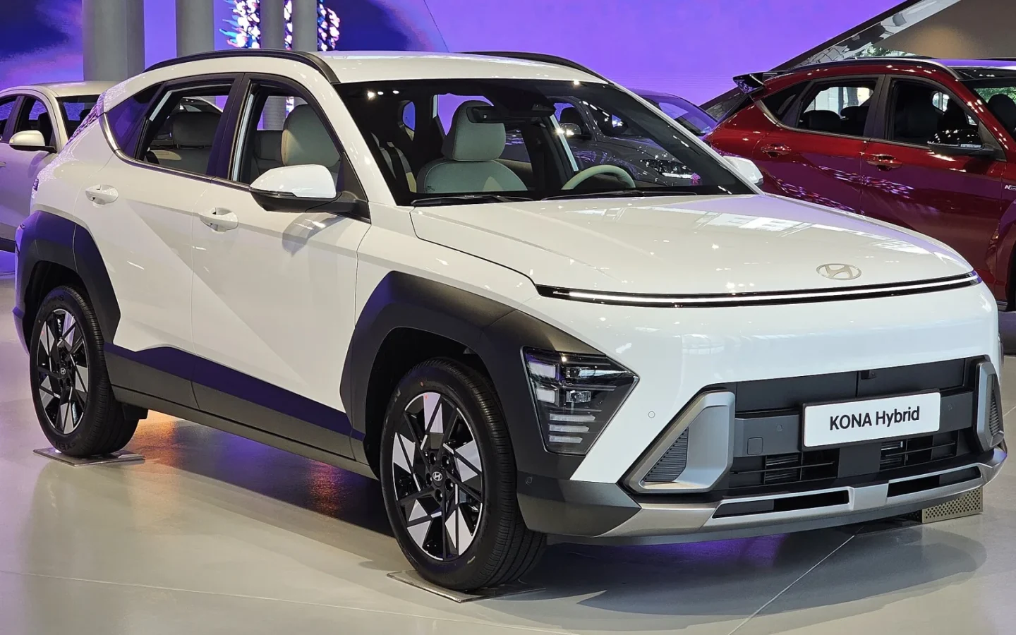 Hyundai KONA Hybrid blanc de deuxième génération vu de trois quarts avant ; finition coréenne non contractuelle