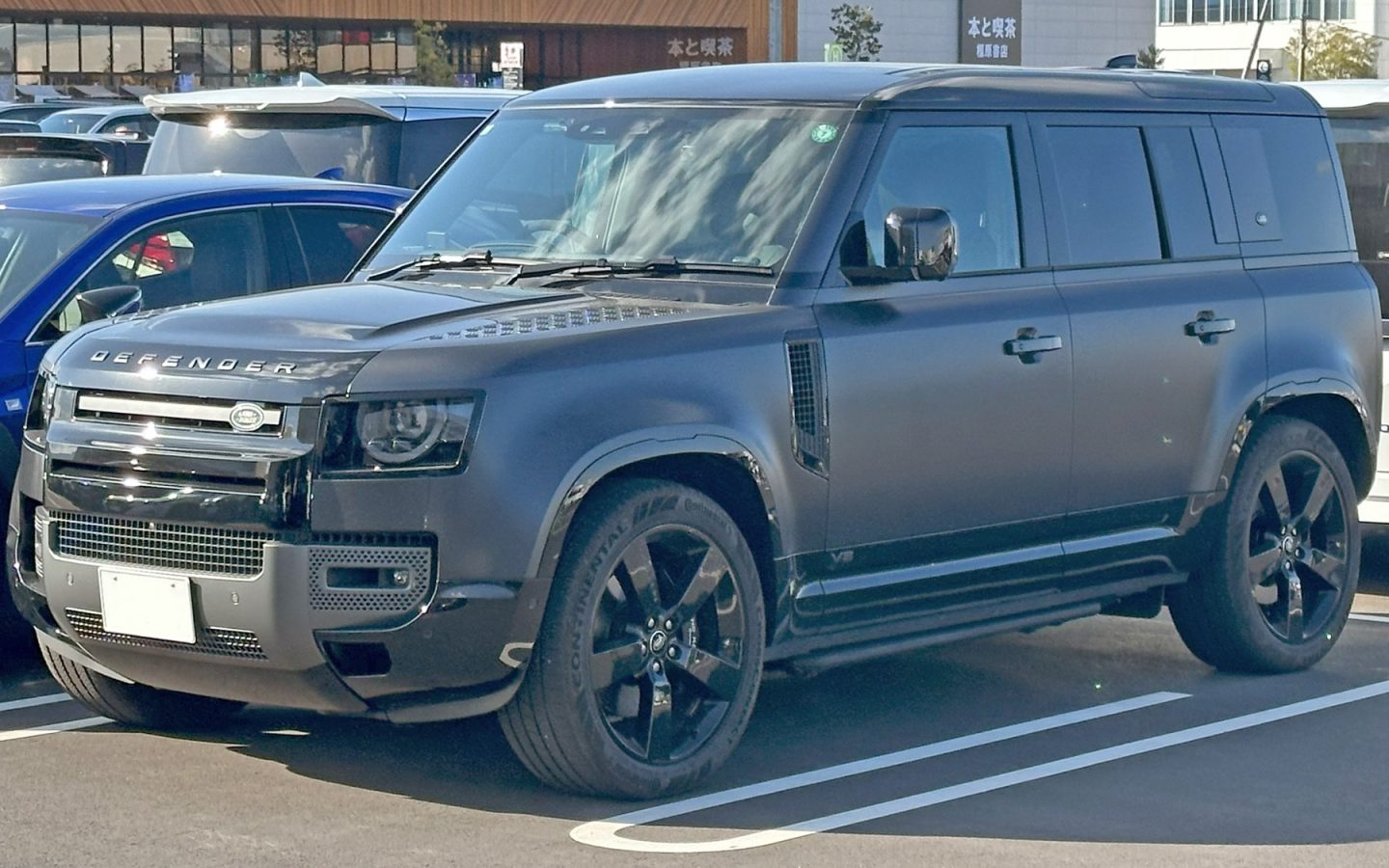 Land Rover Defender 110 L663 noir vu de trois quarts avant ; configuration étrangère non contractuelle