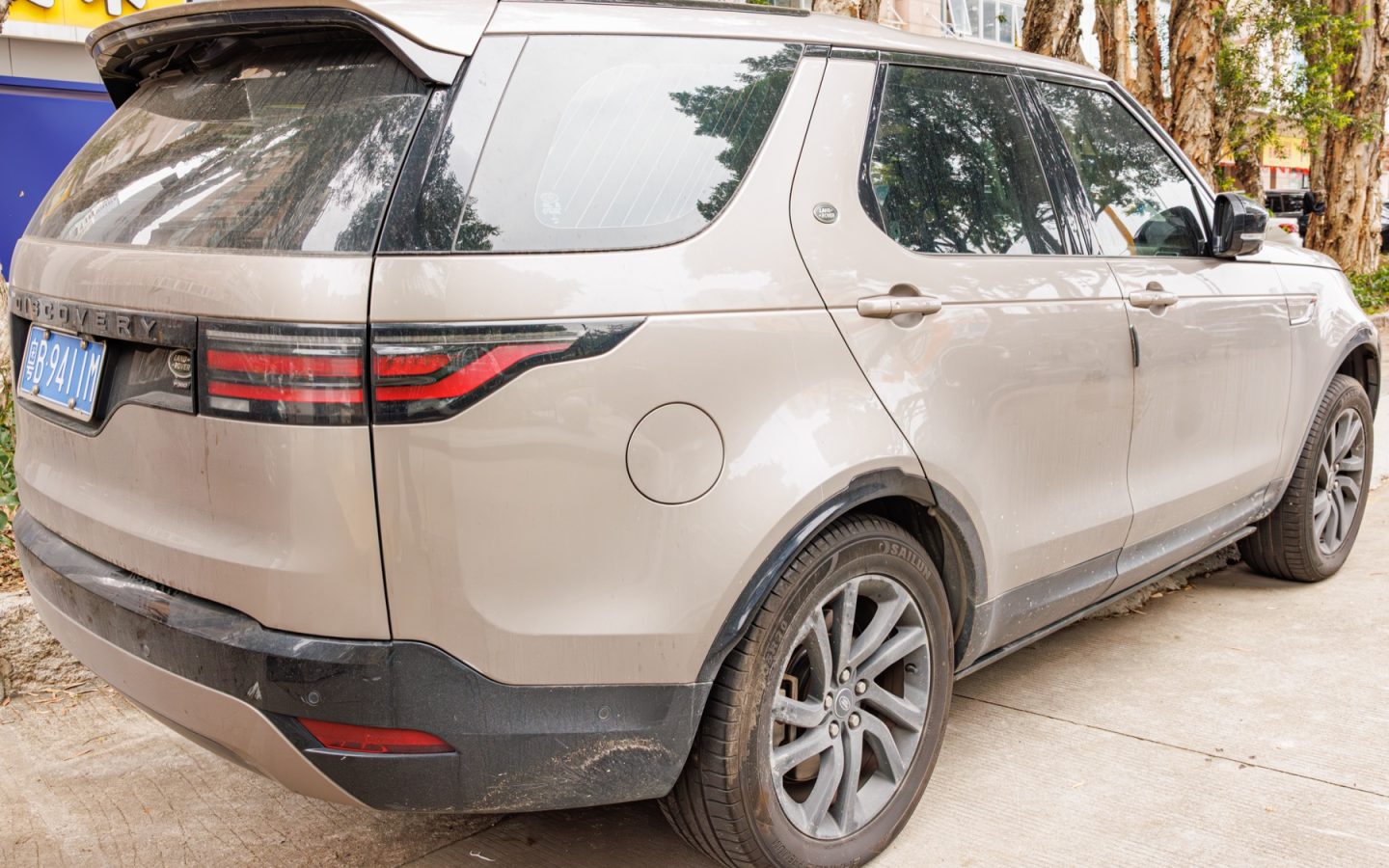 Land Rover Discovery L462 grise vue de trois quarts arrière ; configuration étrangère non contractuelle