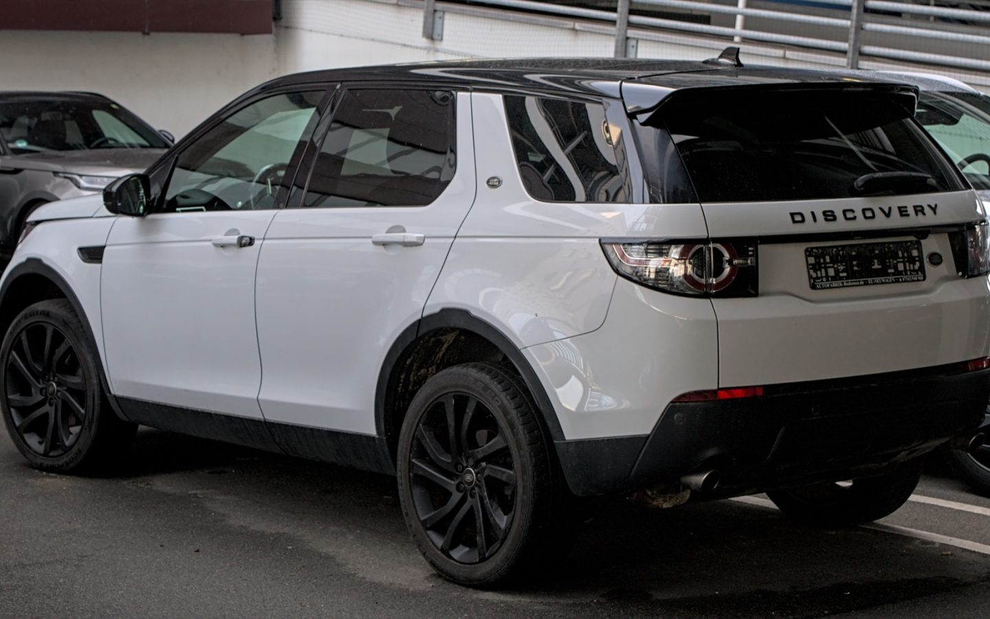 Land Rover Discovery Sport blanche vue de trois quarts arrière ; configuration étrangère non contractuelle