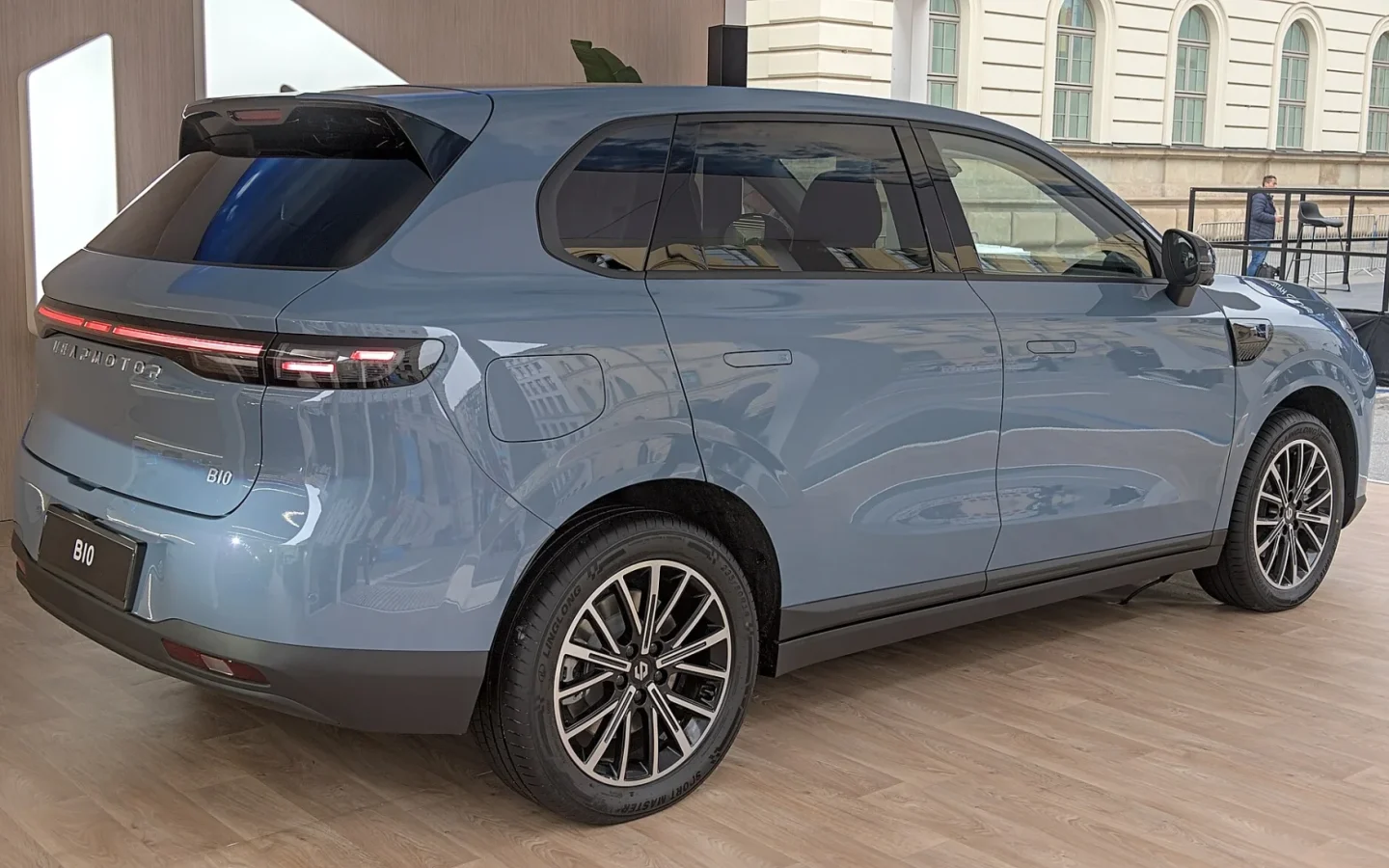 Leapmotor B10 bleu vu de trois quarts arrière ; configuration étrangère non contractuelle