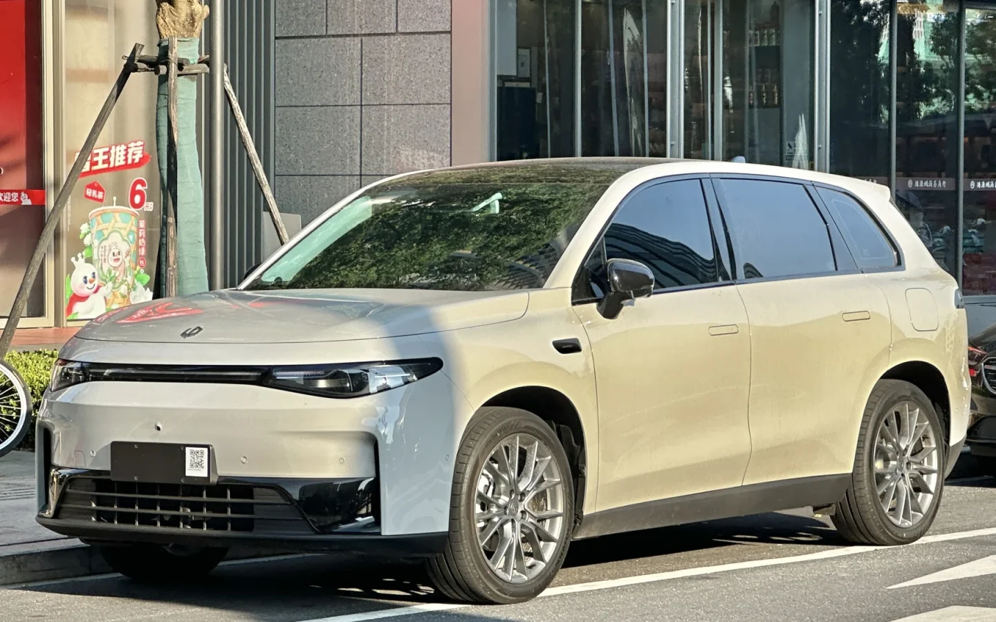 Leapmotor C10 blanc vu de trois quarts avant ; configuration étrangère non contractuelle