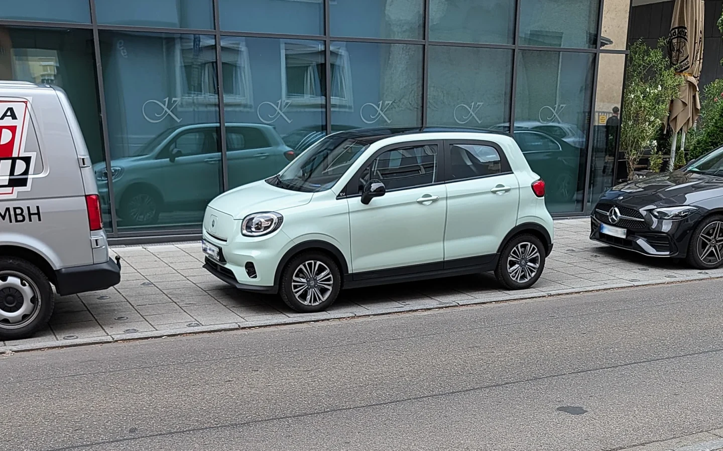 Leapmotor T03 vert clair vu de profil et de trois quarts avant ; configuration européenne non contractuelle