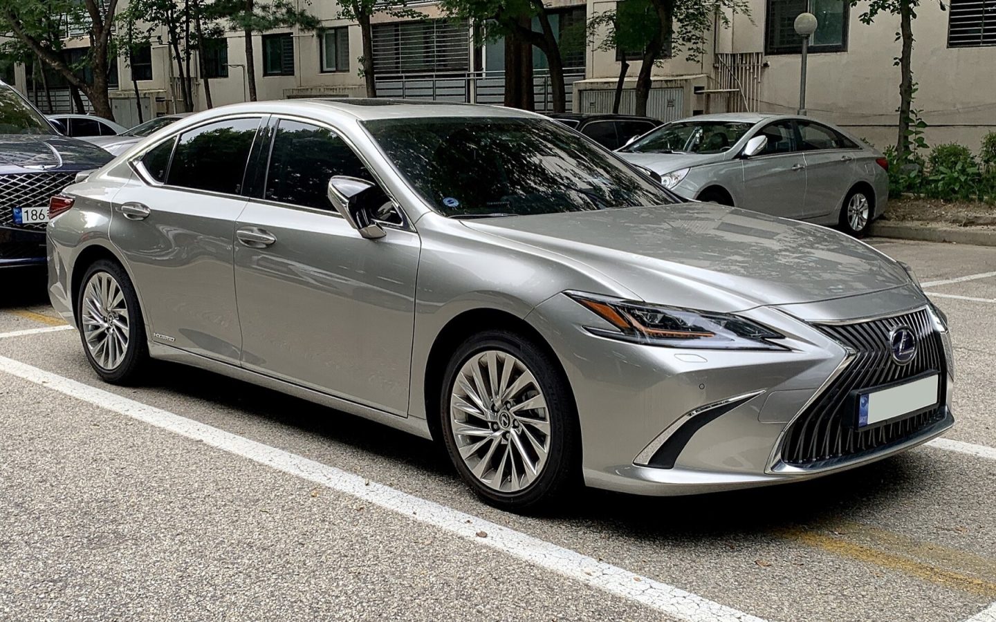 Lexus ES 300h argentée vue de trois quarts avant ; configuration étrangère non contractuelle