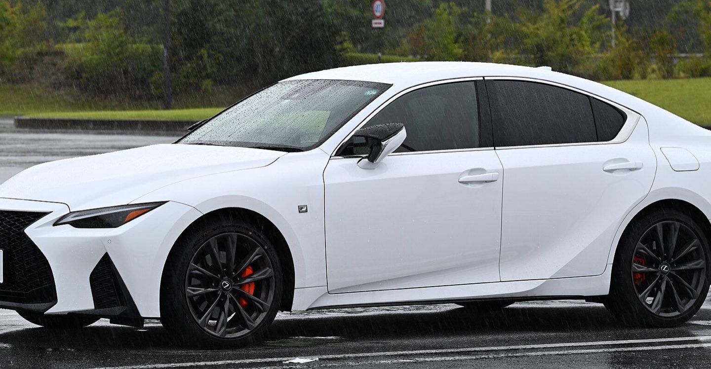 Lexus IS 300h F Sport blanche vue de profil avant ; configuration étrangère non contractuelle