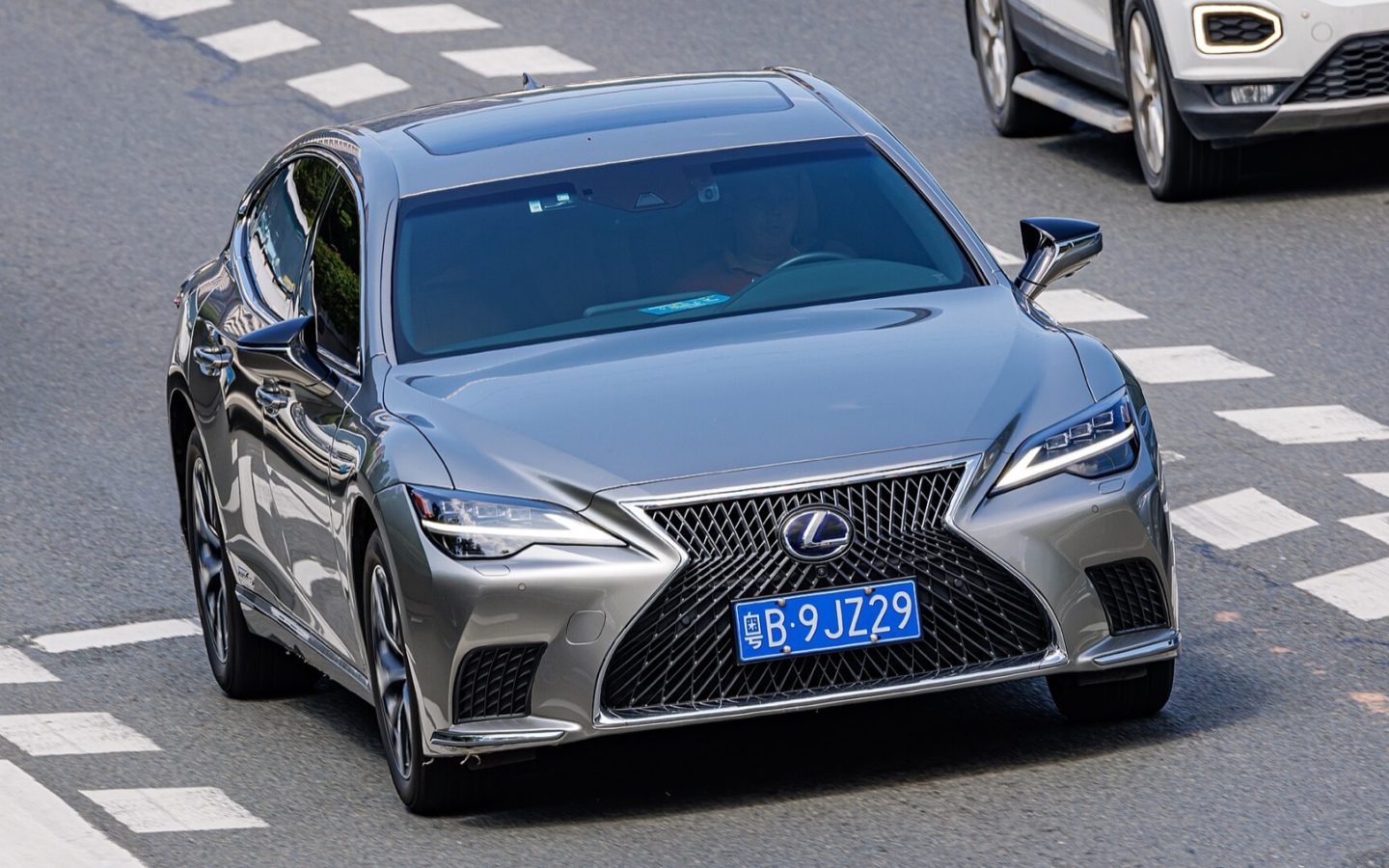 Lexus LS 500h grise en circulation vue de trois quarts avant ; configuration étrangère non contractuelle