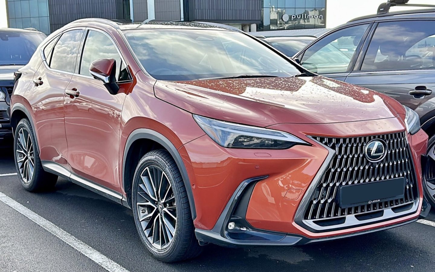 Lexus NX 350h rouge vue de trois quarts avant ; configuration étrangère non contractuelle