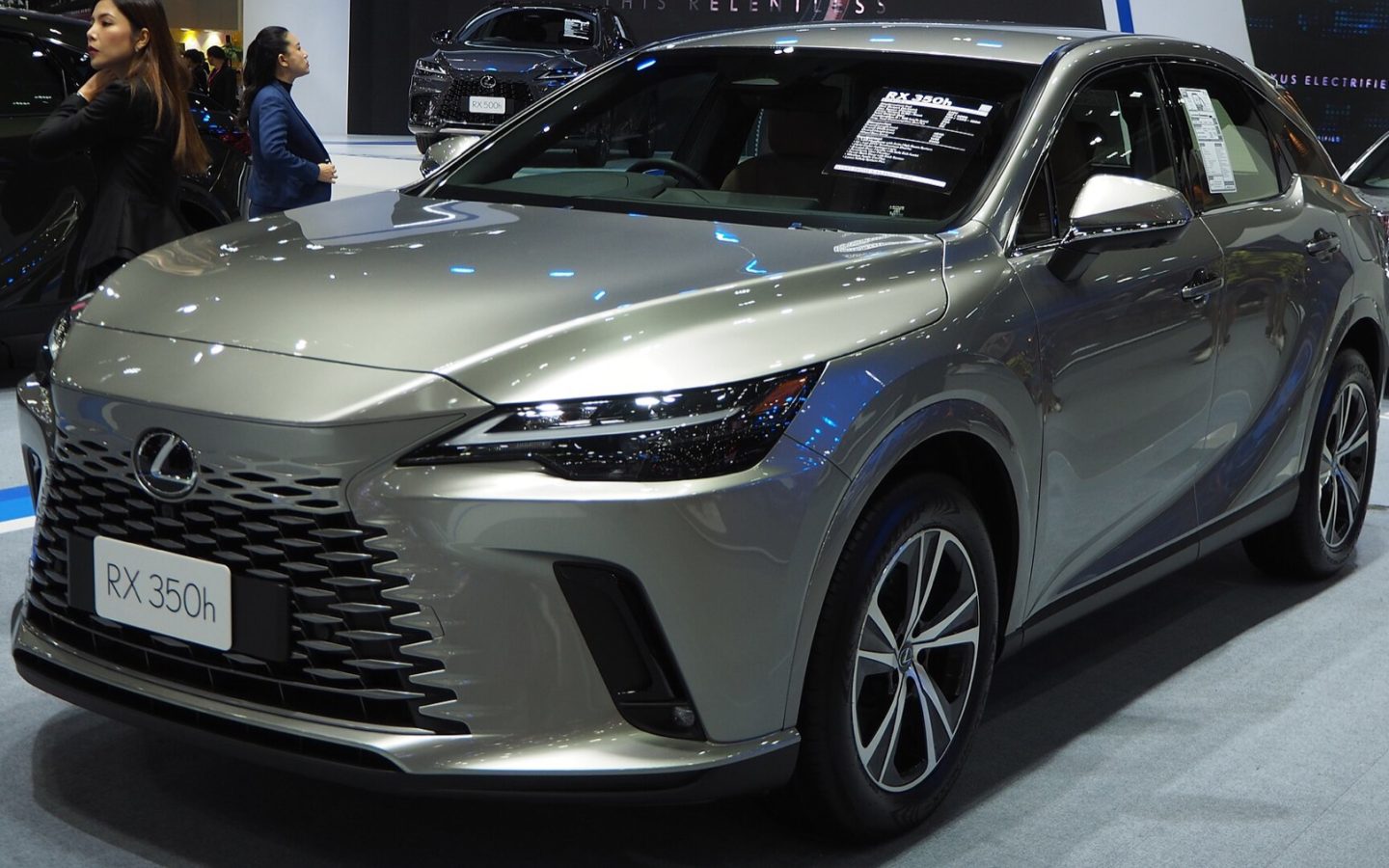 Lexus RX 350h grise exposée vue de trois quarts avant ; configuration étrangère non contractuelle