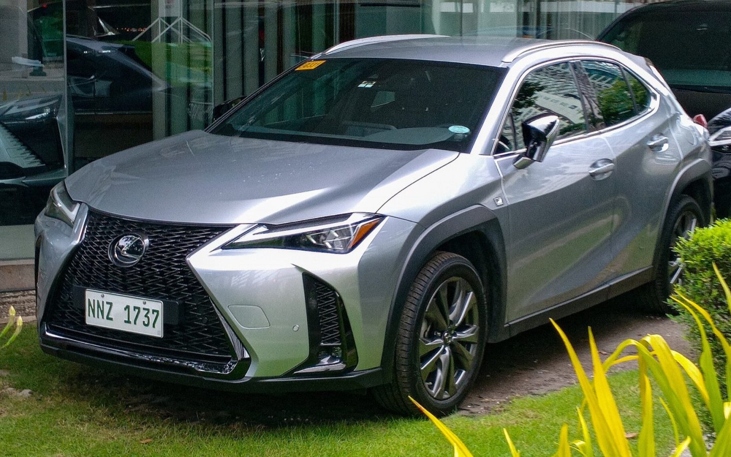 Lexus UX 300h argentée vue de trois quarts avant ; configuration étrangère non contractuelle