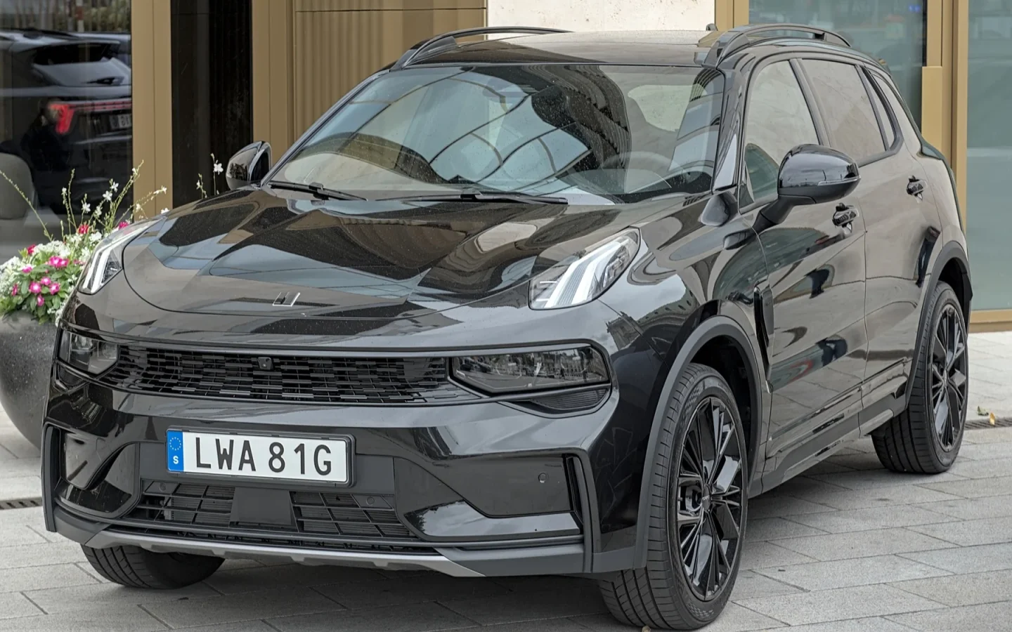 Lynk & Co 01 gris vu de trois quarts avant ; configuration européenne non contractuelle