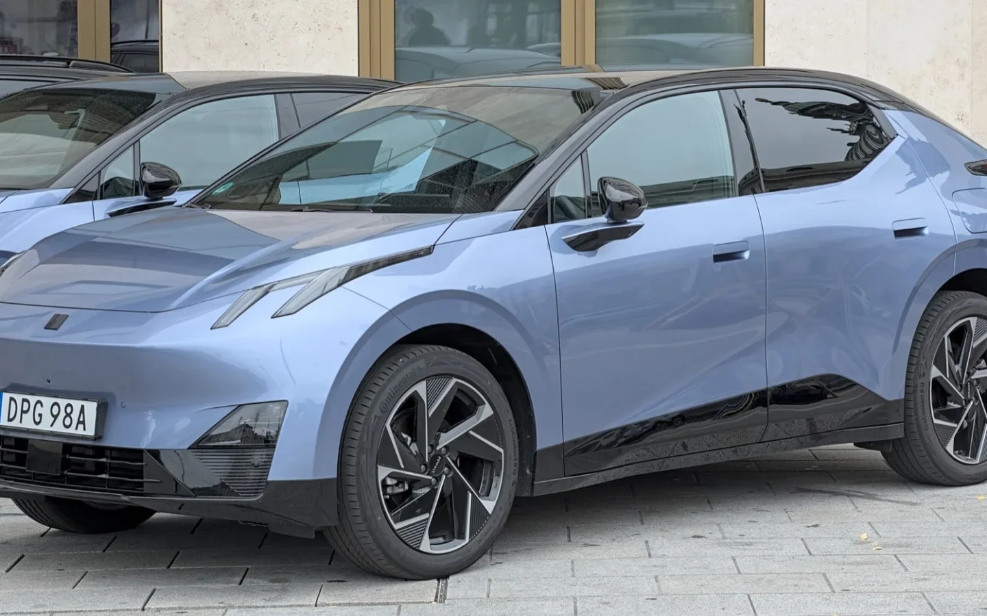 Lynk & Co 02 bleu vu de profil ; configuration européenne non contractuelle