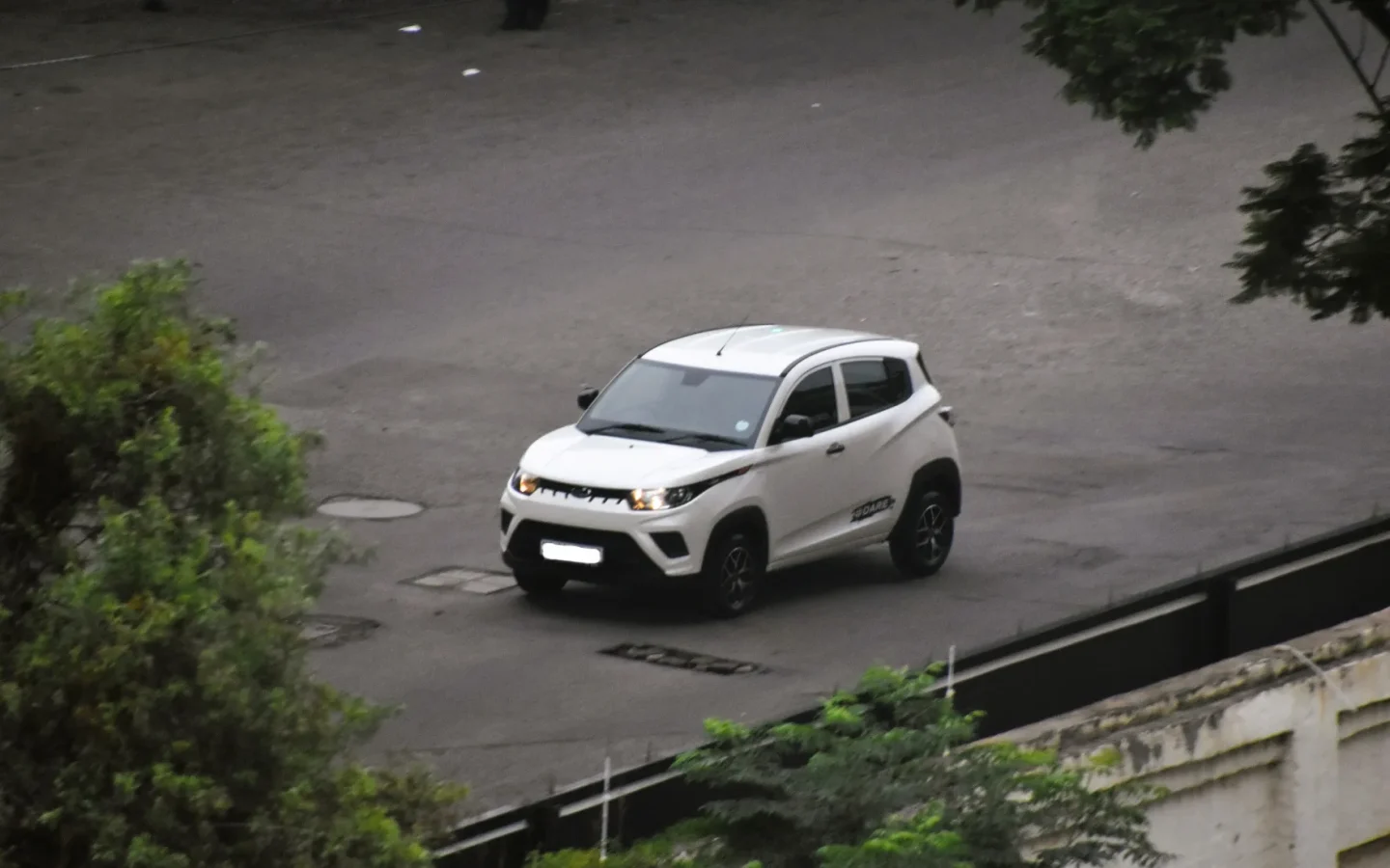 Mahindra KUV100 blanche vue de trois quarts avant ; configuration étrangère non contractuelle