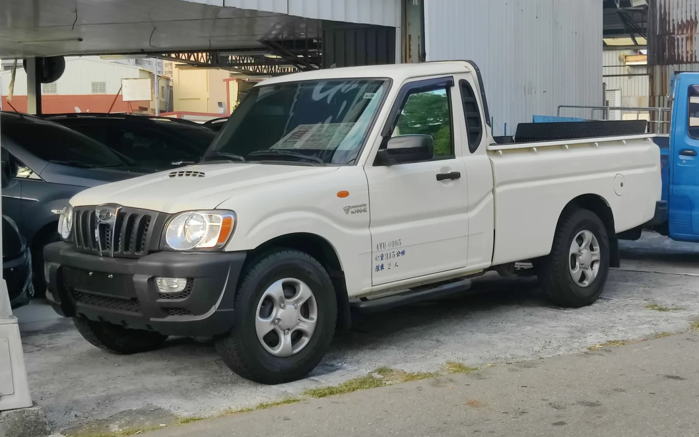 Mahindra Pik-Up blanc vu de trois quarts avant ; configuration étrangère non contractuelle
