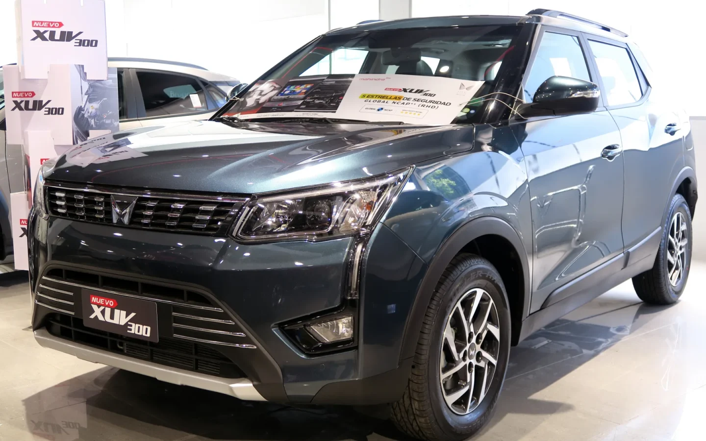 Mahindra XUV 300 grise vue de trois quarts avant ; configuration étrangère non contractuelle