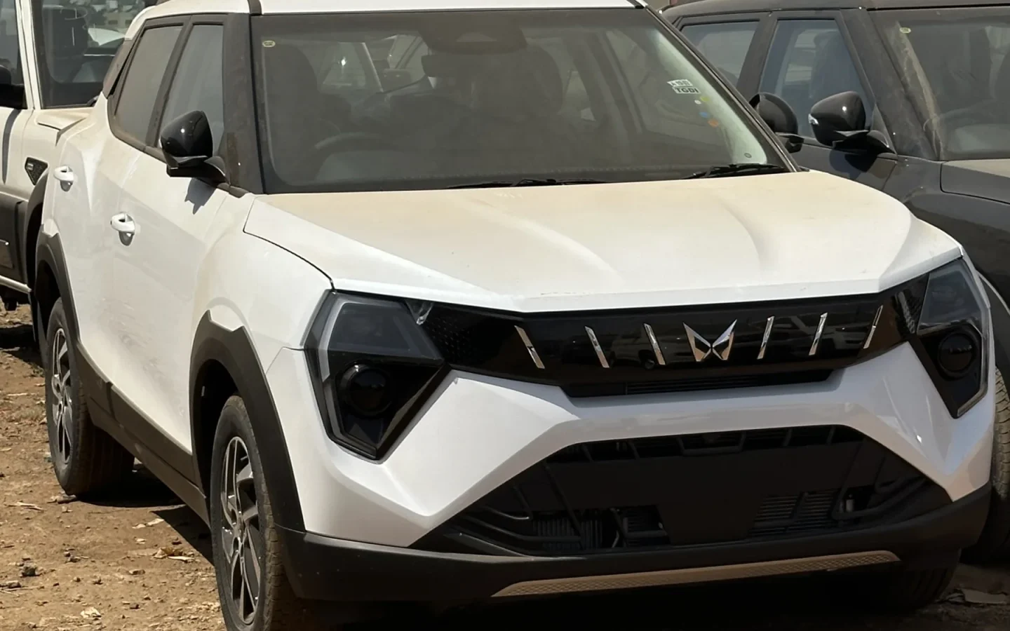 Mahindra XUV 3XO blanche vue de trois quarts avant ; configuration étrangère non contractuelle
