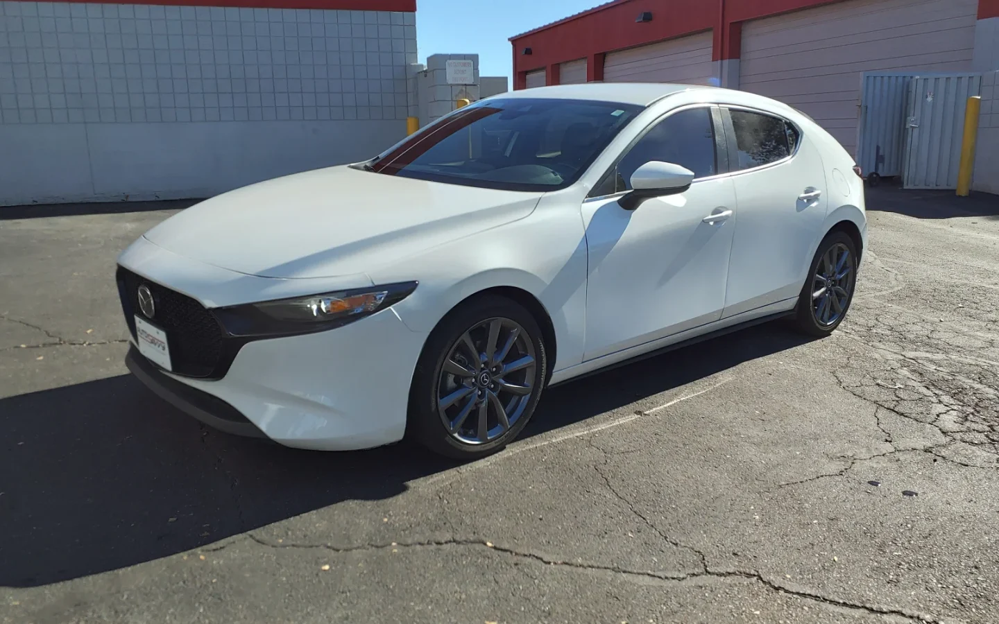 Mazda3 Hatchback blanche vue de trois quarts avant ; configuration étrangère non contractuelle