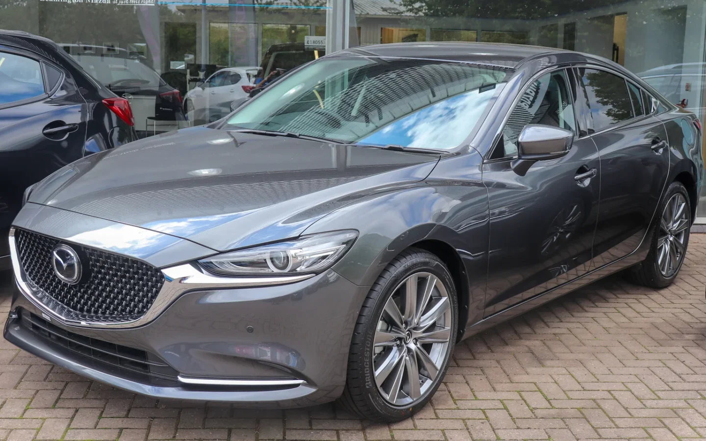 Mazda6 Facelift grise vue de trois quarts avant ; configuration étrangère non contractuelle