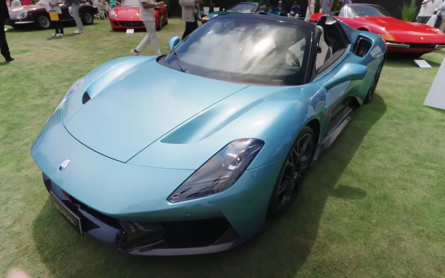 Maserati MCPURA bleue vue de trois quarts avant ; configuration étrangère non contractuelle