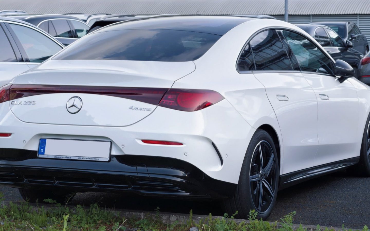 Mercedes-Benz CLA C178 blanche vue de trois quarts arrière ; CLA 220 4MATIC étrangère non contractuelle