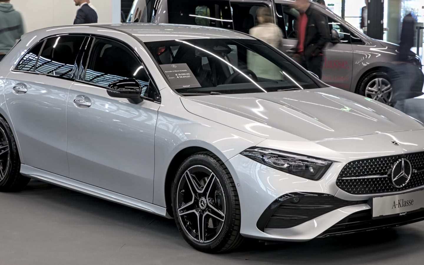 Mercedes-Benz Classe A W177 restylée argentée vue de trois quarts avant ; configuration européenne non contractuelle