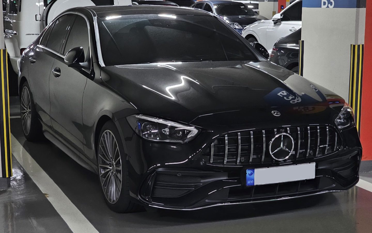 Mercedes-Benz Classe C W206 noire vue de trois quarts avant ; C 300 AMG Line étrangère non contractuelle