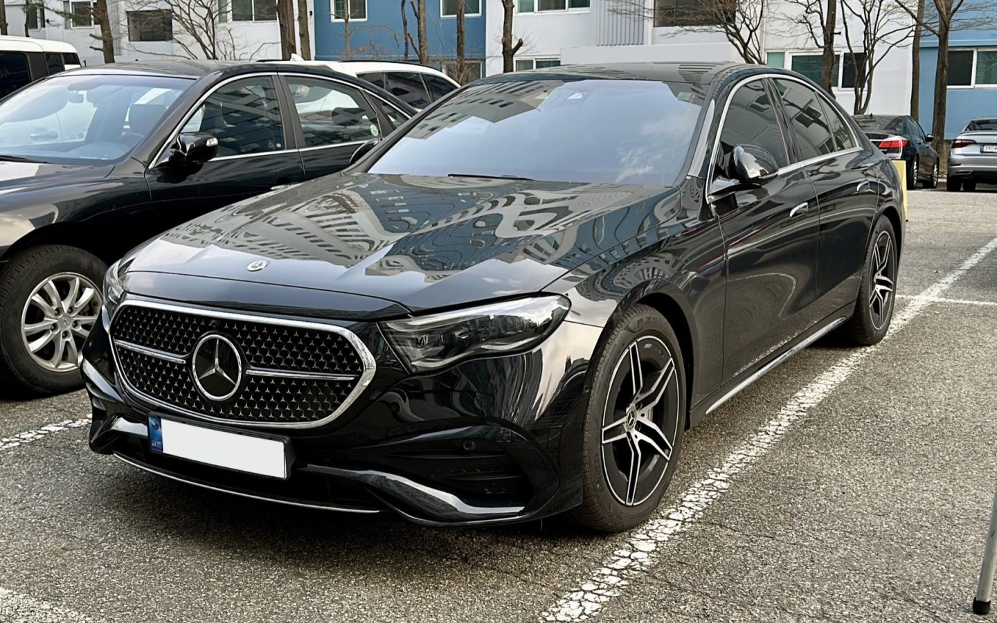 Mercedes-Benz Classe E W214 noire vue de trois quarts avant ; configuration étrangère non contractuelle