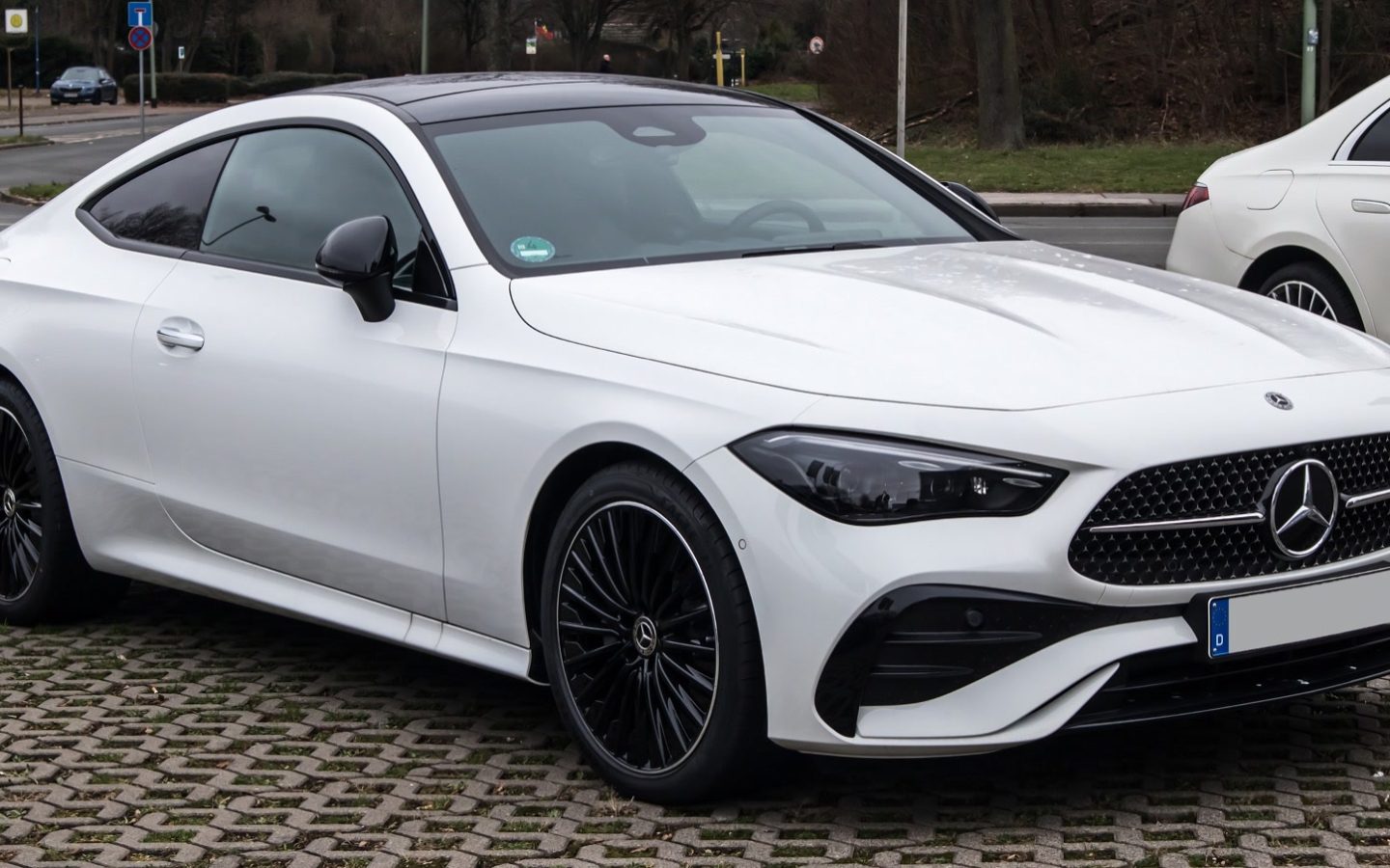 Mercedes-Benz CLE Coupé C236 blanche vue de trois quarts avant ; configuration étrangère non contractuelle