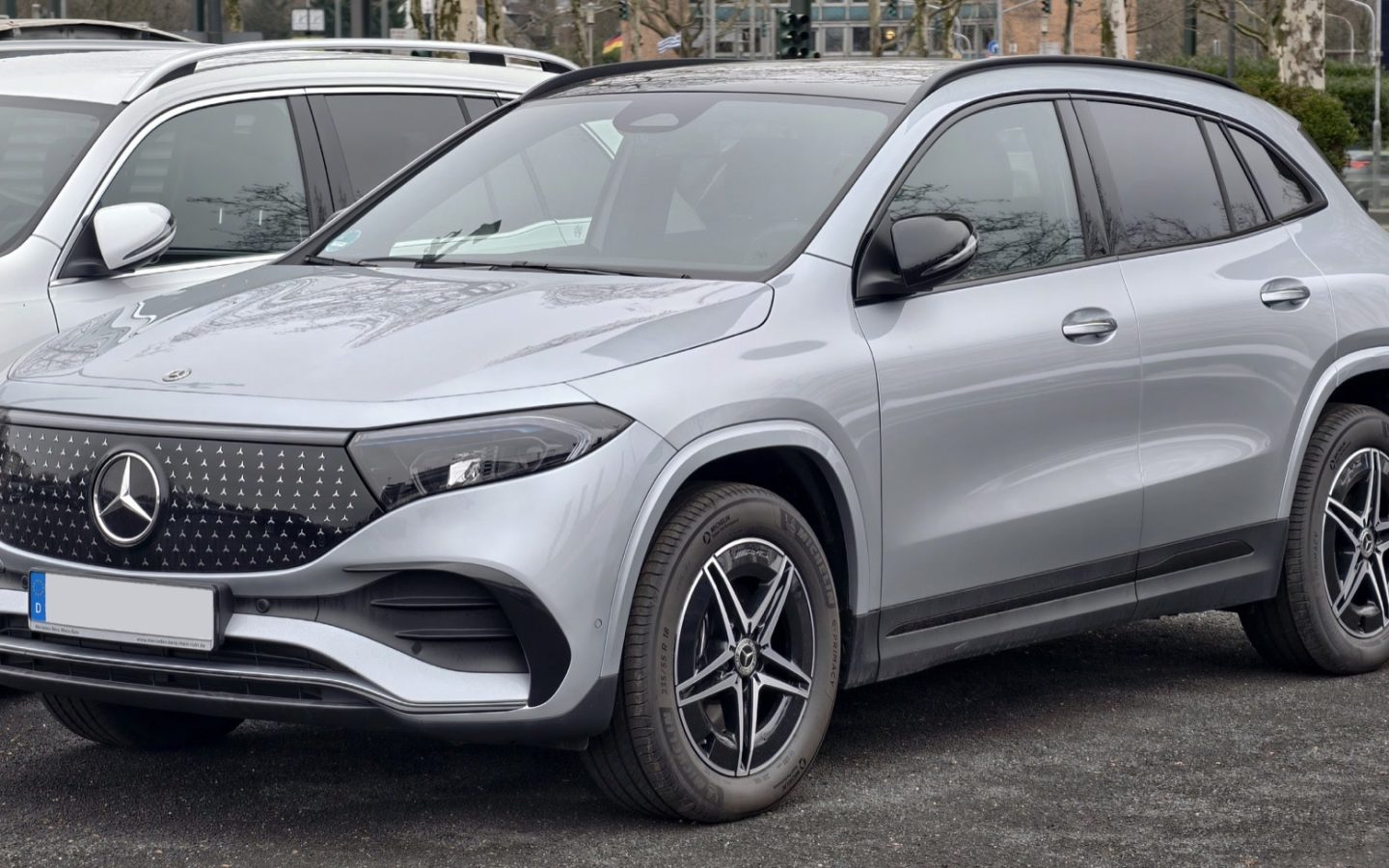 Mercedes-Benz EQA H243 restylée grise vue de trois quarts avant ; configuration étrangère non contractuelle