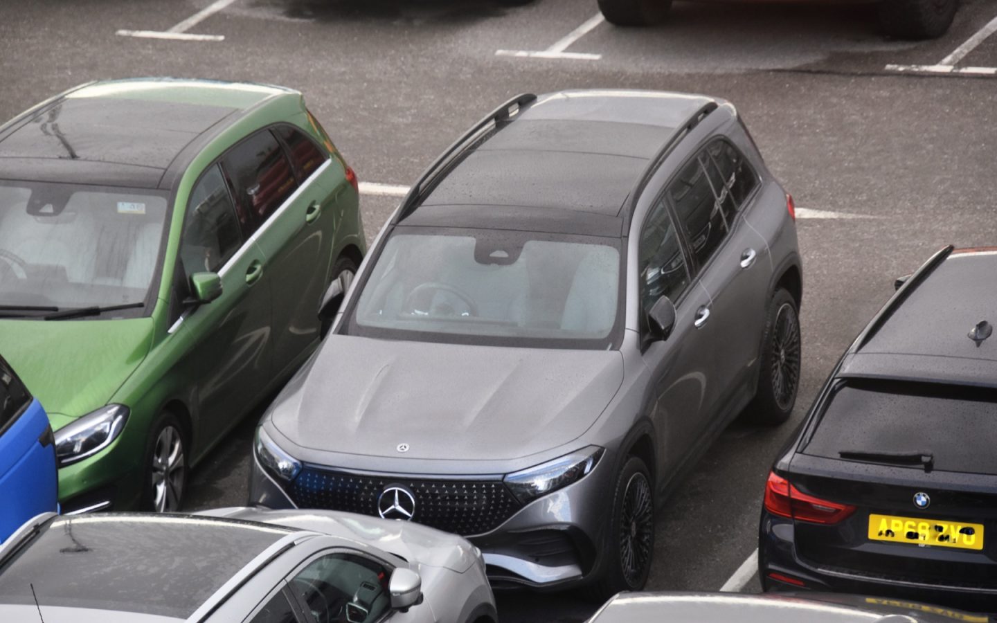 Mercedes-Benz EQB X243 grise vue de trois quarts ; configuration étrangère non contractuelle